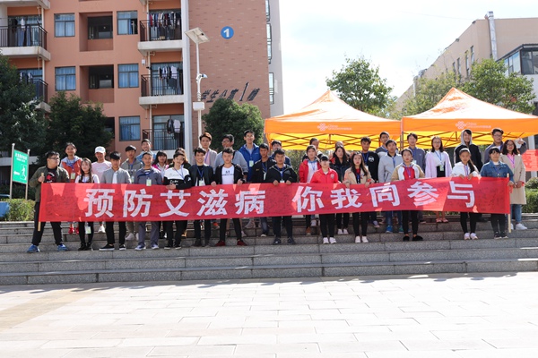 2017.12.1湖北省城市技工学校志愿者协会进行“预防艾滋病 你我同参与”主题签名活动_副本.jpg 2017.12.1湖北省城市技工学校志愿者协会进行“预防艾滋病 你我同参与”主题签名活动_副本.jpg