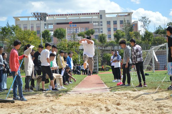 运动会二_副本.jpg 运动会二_副本.jpg