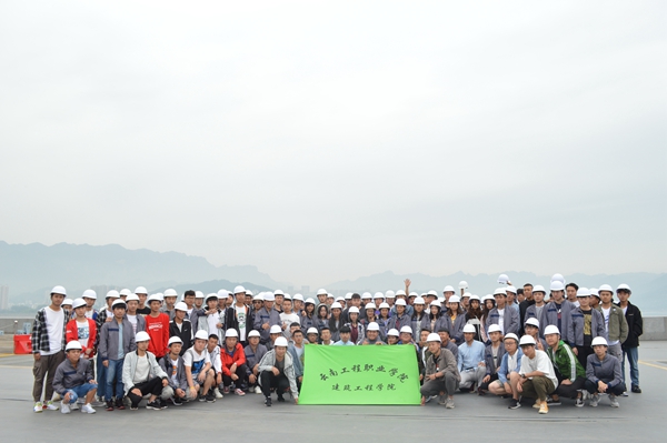 三峡坝区合影 (2)_副本.jpg 三峡坝区合影 (2)_副本.jpg