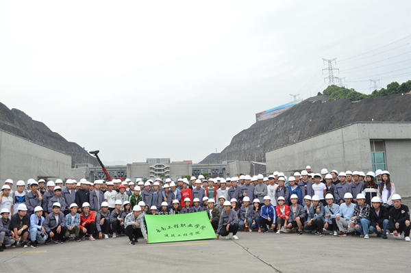 三峡坝区合影_副本.jpg 三峡坝区合影_副本.jpg